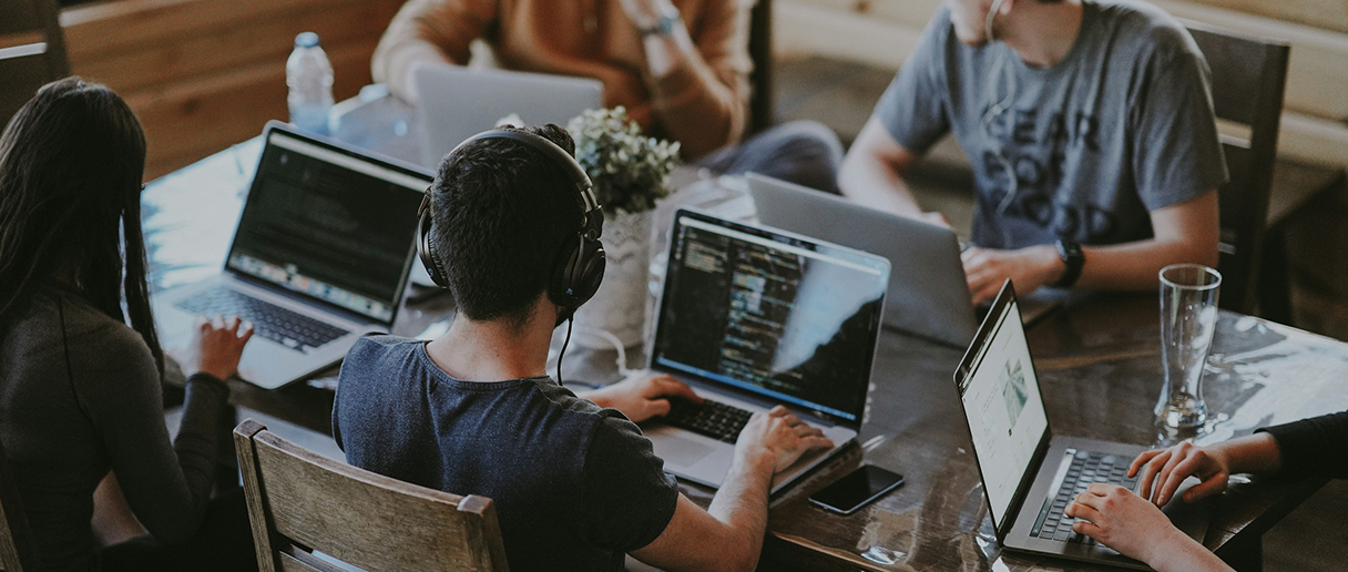 Equipo de desarrollo trabajando en conjunto
